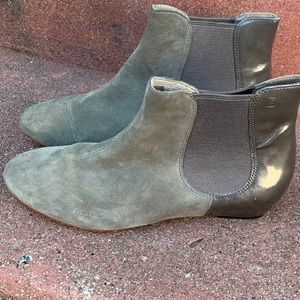 Tsubo gray suede booties
